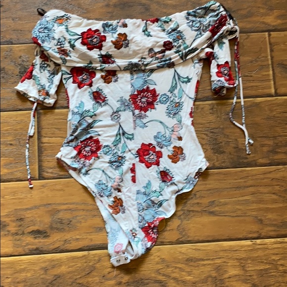 Bundle of Forever 21  and Hollister bodysuit - Picture 5 of 8